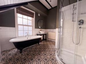 Koupelna v ubytování Guy Fawkes Inn + 25 fotografií