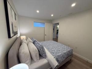 Postel nebo postele na pokoji v ubytování Halifax Waterfront 2 BR and 2 Bath with 6 appliances