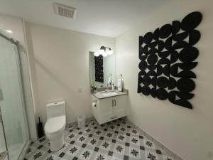 Koupelna v ubytování Halifax Waterfront 2 BR and 2 Bath with 6 appliances + 14 fotografií