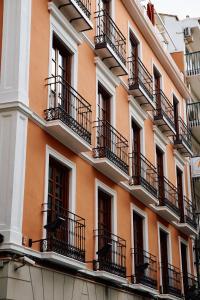 fachada de un edificio con balcones y ventanas en Honest Granada Hotel, en Granada