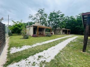 a house with a dirt road in front of it at Ideal para parejas en Anisacate in Villa Anizacate