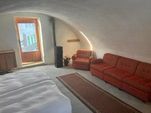 Χώρος καθιστικού στο Cozy 100-year-old granary with a stove and goats