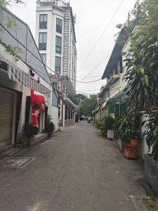 een lege straat in een stad met hoge gebouwen bij Lux saigon airport in Ho Chi Minh-stad