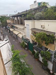 een appartementencomplex met planten aan de zijkant bij Lux saigon airport in Ho Chi Minh-stad