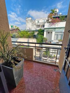 een balkon met uitzicht op een stad bij Lux saigon airport in Ho Chi Minh-stad