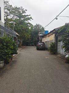 een auto geparkeerd in het midden van een oprit bij Lux saigon airport in Ho Chi Minh-stad