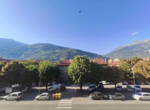 Nespecifikovaný výhled na hory nebo výhled na hory při pohledu z penzionu