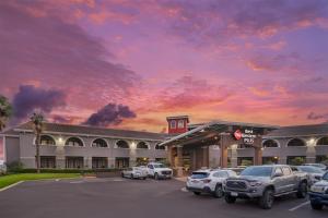 Východ nebo západ slunce při pohledu z hotelu nebo okolí