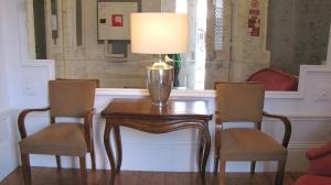 un tavolo con due sedie e una lampada sopra di Koolhouse Porto a Porto