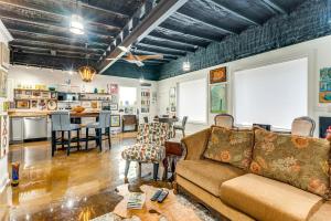 Χώρος καθιστικού στο ArBoCo Downtown Murphy House with Courtyard!