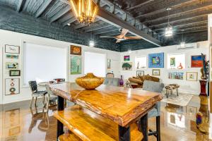 Χώρος καθιστικού στο ArBoCo Downtown Murphy House with Courtyard! +17 φωτογραφίες