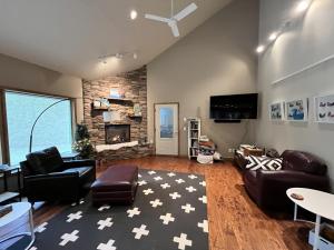 a living room with leather furniture and a fireplace at Leavenworth Mountain, Golf Course, 3br 4 ba in Leavenworth
