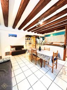 ein Wohnzimmer mit einem Tisch und einem Sofa in der Unterkunft Studio 4-6 personnes aux Eaux-Bonnes in Eaux-Bonnes