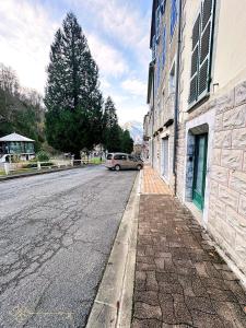 ein Auto, das an der Seite einer Straße neben einem Gebäude geparkt ist in der Unterkunft Studio 4-6 personnes aux Eaux-Bonnes in Eaux-Bonnes