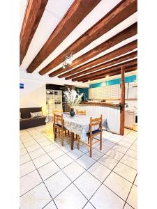 eine Küche und ein Esszimmer mit Tisch und Stühlen in der Unterkunft Studio 4-6 personnes aux Eaux-Bonnes in Eaux-Bonnes + 15 Fotos