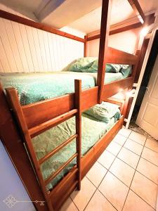 2 Etagenbetten in einem Zimmer mit Fliesenboden in der Unterkunft Studio 4-6 personnes aux Eaux-Bonnes in Eaux-Bonnes