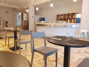 ein Restaurant mit zwei Tischen und Stühlen und einer Theke in der Unterkunft Hotel Sole in Orbetello + 14 Fotos