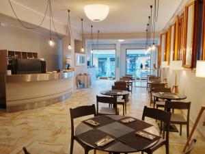 ein Restaurant mit Tischen und Stühlen und einer Theke in der Unterkunft Hotel Sole in Orbetello