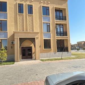 ein großes Gebäude mit einer Tür davor in der Unterkunft КАРАВАН САРАЙ 15 Венеция in Türkistan