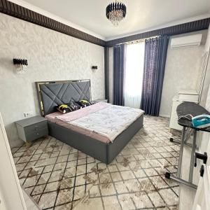 ein Schlafzimmer mit einem großen Bett in einem Zimmer in der Unterkunft КАРАВАН САРАЙ 15 Венеция in Türkistan