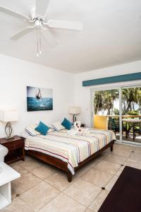 ein Schlafzimmer mit einem Bett und einem Deckenventilator in der Unterkunft Agualina Kite Hotel in Cabarete