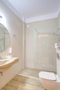 ein Badezimmer mit Toilette und Waschbecken in der Unterkunft Hotel Central in Ploieşti