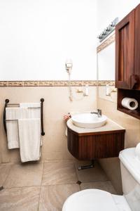 ein Badezimmer mit Waschbecken und Toilette in der Unterkunft Agualina Kite Hotel in Cabarete