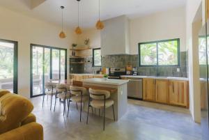 Nhà bếp/bếp nhỏ tại The Jungle House