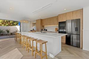 O bucătărie sau chicinetă la Premium Home with Sauna & Parking - Steps to Beach