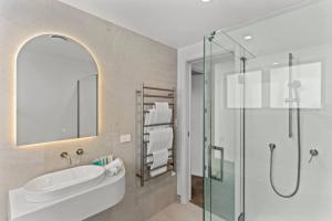 O baie la Premium Home with Sauna & Parking - Steps to Beach +34 fotografii