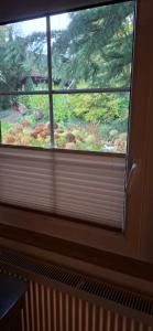ventana con vistas al jardín exterior en Bei GRETA 33, en Marl
