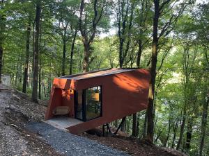 a small tree house in the woods at Hortensia 7 in La-Roche-en-Ardenne