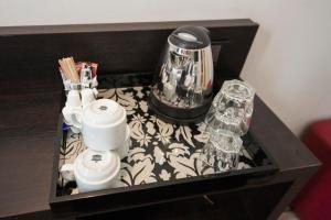 a black and white table with a black and white table sidx sidx sidx at St George's Inn Victoria in London +29 photos