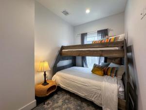 Postel nebo postele na pokoji v ubytování 2BR Boutique Stay in Central Galveston