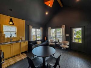 Kuchyň nebo kuchyňský kout v ubytování 2BR Boutique Stay in Central Galveston + 35 fotografií