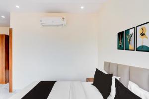 Ένα ή περισσότερα κρεβάτια σε δωμάτιο στο Super HOTEL O NIRVANA Bhilai Nagar Station