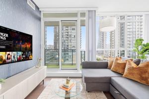 Stylish Downtown - Condo Sleeps 8 - YYZ Airport في ميسيساوغا: غرفة معيشة مع أريكة وتلفزيون +29 صورة