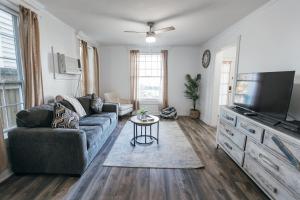 TV a/nebo společenská místnost v ubytování Downtown Delight Close to Strand and Cruise Terminals