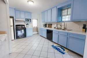 Kuchyň nebo kuchyňský kout v ubytování Downtown Delight Close to Strand and Cruise Terminals
