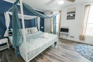 Postel nebo postele na pokoji v ubytování Downtown Delight Close to Strand and Cruise Terminals