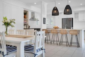 Η κουζίνα ή μικρή κουζίνα στο Boardrider Beach House at Mount Coolum