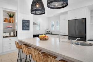 Η κουζίνα ή μικρή κουζίνα στο Boardrider Beach House at Mount Coolum