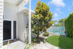 Κήπος έξω από το Boardrider Beach House at Mount Coolum