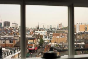 una finestra con vista sulla città di St George's Inn Victoria a Londra