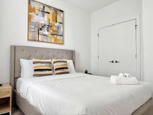 Giường trong phòng chung tại Brand New Condo with Balcony Washer Dryer 542Blvd