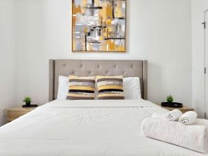 Giường trong phòng chung tại Brand New Condo with Balcony Washer Dryer 542Blvd