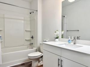 Phòng tắm tại Brand New Condo with Balcony Washer Dryer 542Blvd