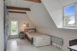 ØsterbyにあるSB50620-Sydals-Osterbyvej-80のベッドと2つの窓がある寝室