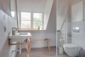 ØsterbyにあるSB50620-Sydals-Osterbyvej-80の洗面台、トイレ、窓のあるバスルーム +28枚の写真