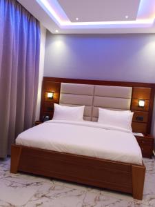 Giường trong phòng chung tại Majeo